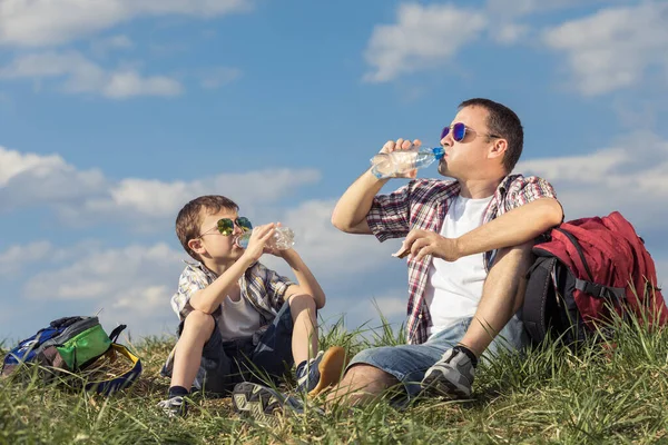 Gündüz Vakti Tarlada Oturan Baba Oğul Nsanlar Dışarıda Eğleniyor Arkadaş — Stok fotoğraf