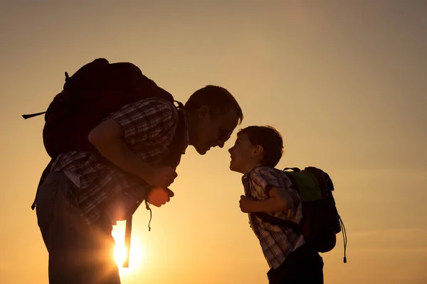 Far Och Son Går Fältet Vid Solnedgången Folk Som Har — Stockfoto