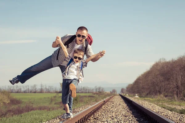 Baba Oğul Gündüz Vakti Demiryolunda Yürüyorlar Nsanlar Dışarıda Eğleniyor Arkadaş — Stok fotoğraf