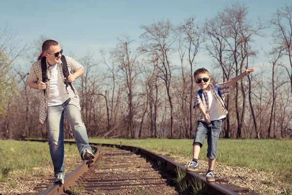 Far Och Son Går Järnvägen Dagen Folk Som Har Kul — Stockfoto