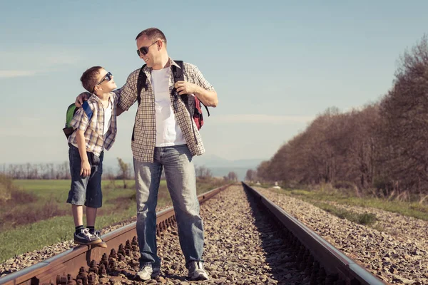Otec Syn Chodí Dne Železnici Lidi Venku Baví Pojetí Přátelské — Stock fotografie