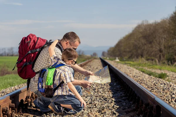 Baba Oğul Gündüz Vakti Demiryolunda Yürüyorlar Nsanlar Dışarıda Eğleniyor Arkadaş — Stok fotoğraf