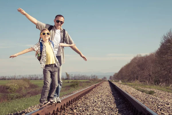 Padre Figlia Che Camminano Sulla Ferrovia Durante Giorno Gente Diverte — Foto Stock