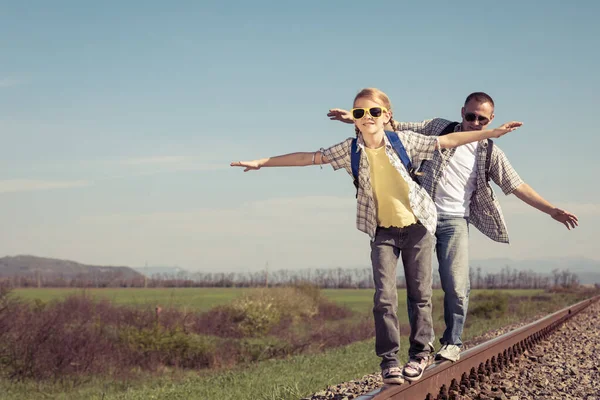 Padre Figlia Che Camminano Sulla Ferrovia Durante Giorno Gente Diverte — Foto Stock