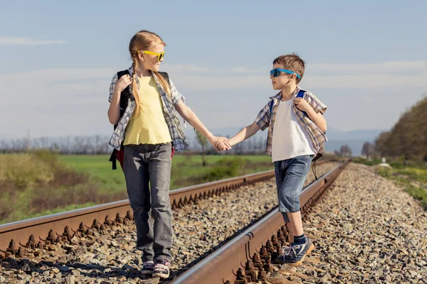 Glückliche Geschwister Die Tagsüber Auf Der Bahn Spazieren Gehen Die — Stockfoto