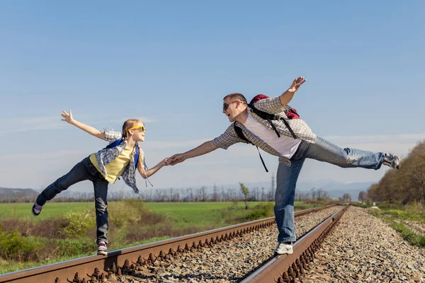 Padre Hija Caminando Ferrocarril Durante Día Gente Divierte Aire Libre — Foto de Stock