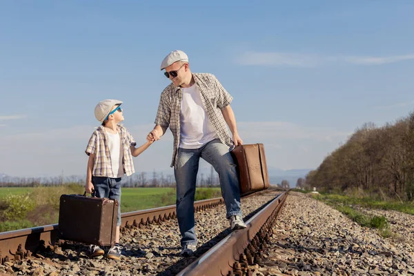 Padre Figlio Che Camminano Con Valigie Sulla Ferrovia Durante Giorno — Foto Stock