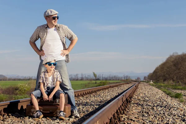 父と息子は 当時の鉄道のスーツケースを持って歩いています 屋外で楽しんでいる人 友好的な家族の概念 — ストック写真