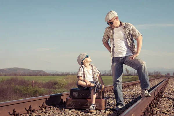 Baba Oğlu Gün Demiryolunda Bavullarla Yürüyorlardı Nsanlar Dışarıda Eğleniyor Arkadaş — Stok fotoğraf