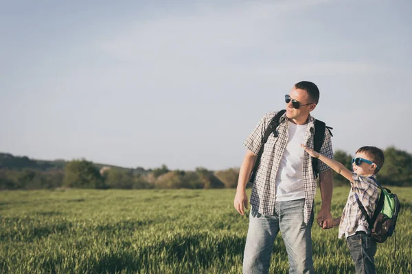 Father Son Playing Field Day Time People Having Fun Outdoors — Stock Photo, Image