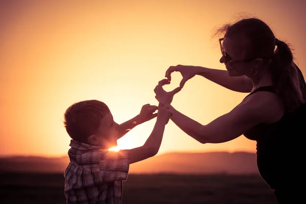 Mutter Und Sohn Auf Dem Feld Bei Sonnenuntergang Die Leute — Stockfoto