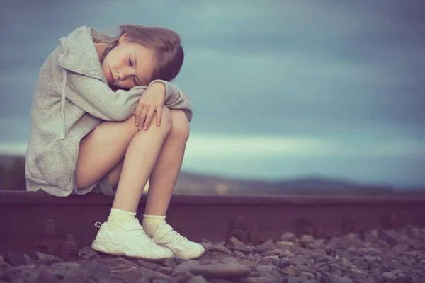 Πορτρέτο Του Νεαρού Λυπημένο Κορίτσι Κάθεται Εξωτερικούς Χώρους Στο Σιδηροδρομικό — Φωτογραφία Αρχείου