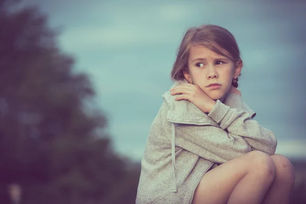 Портрет Молодой Грустной Девушки Сидящей Улице Железной Дороге Дневное Время — стоковое фото
