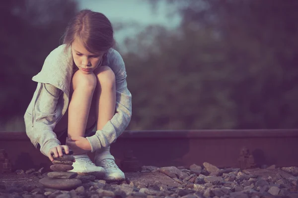 Porträtt Ung Ledsen Flicka Sitter Utomhus Järnvägen Dagen Begreppet Sorg — Stockfoto