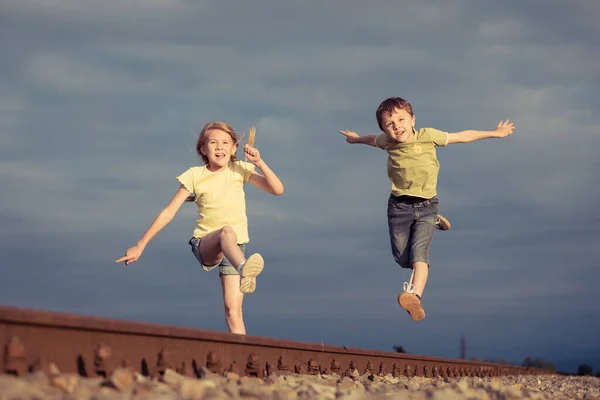 Frère Sœur Jouant Sur Terrain Jour Les Enfants Amusent Dehors — Photo