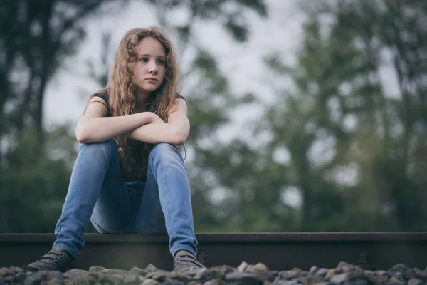 Retrato Jovem Triste Dez Menina Sentada Livre Ferrovia Durante Dia — Fotografia de Stock