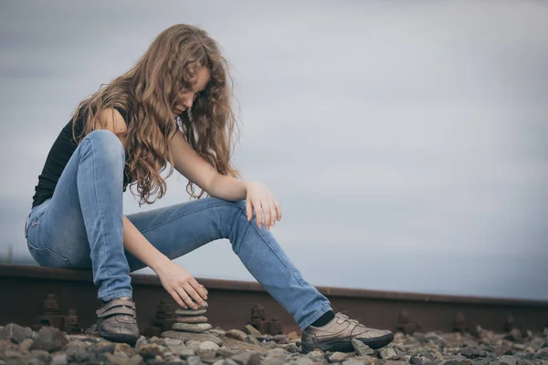 Portrait Jeune Fille Triste Dix Assis Extérieur Sur Chemin Fer — Photo