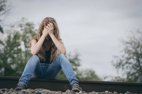 Porträtt Ung Ledsen Tio Flicka Sitter Utomhus Järnvägen Dagen Begreppet — Stockfoto