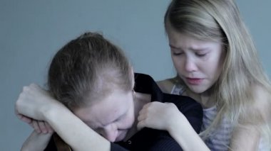 üzgün kızı annesi evde sarılma. İki aile kavramı sorrow içinde olduğunu.