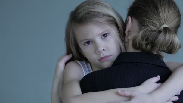 Üzgün Kızı Annesi Evde Sarılma Aile Kavramı Sorrow Içinde Olduğunu — Stok video