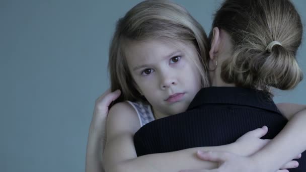 Triest Dochter Knuffelen Zijn Moeder Thuis Concept Van Paar Familie — Stockvideo