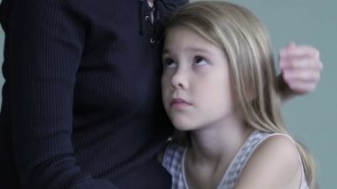 üzgün kızı annesi evde sarılma. İki aile kavramı sorrow içinde olduğunu.