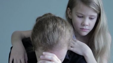 üzgün kızı annesi evde sarılma. İki aile kavramı sorrow içinde olduğunu.