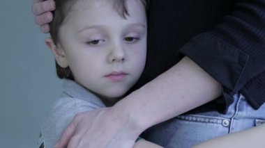 üzgün oğlu annesi evde sarılma. İki aile kavramı sorrow içinde olduğunu.