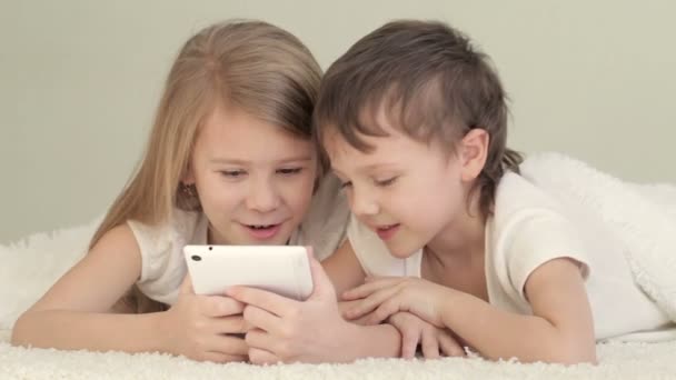 Κοριτσάκι Και Αγόρι Στο Πάτωμα Χρησιμοποιώντας Τάμπλετ — Αρχείο Βίντεο