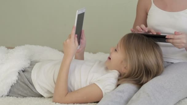 Δύο Μικρά Κορίτσια Ξαπλωμένα Στο Πάτωμα Του Δωματίου Και Χρησιμοποιώντας — Αρχείο Βίντεο