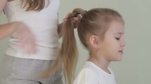 Jedna Dívka Pročesává Jeho Sestru Doma — Stock video
