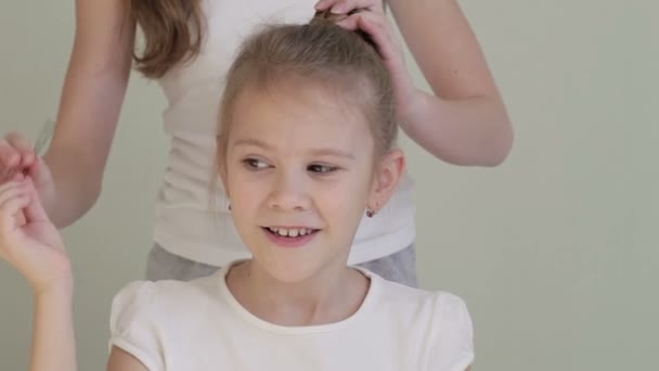 Una Chica Peinando Hermana Casa — Vídeos de Stock