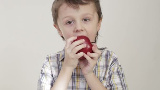 Πορτρέτο Του Μικρού Αγοριού Δάγκωμα Μήλο Στο Σπίτι — Αρχείο Βίντεο