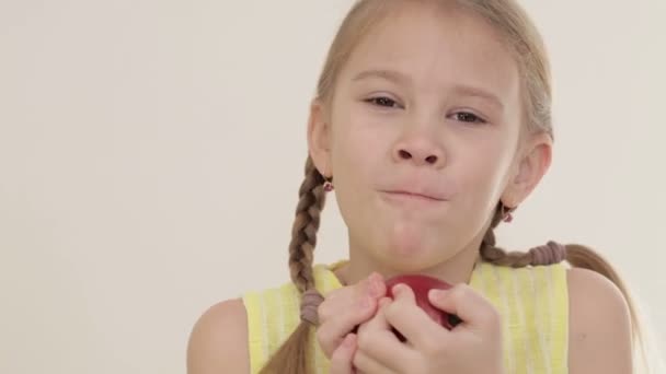 Portret Van Een Klein Meisje Dat Thuis Een Appel Bijt — Stockvideo