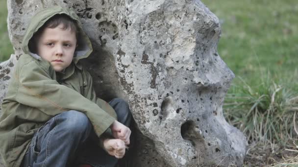 Triste Niño Aire Libre Tiempo Del Día — Vídeos de Stock