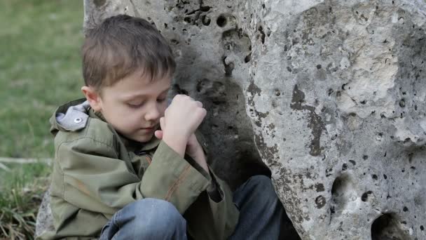 Anak Kecil Menyedihkan Luar Ruangan Pada Waktu Siang — Stok Video