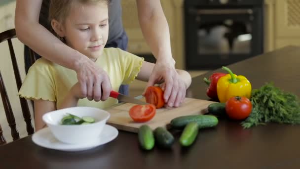 Mutter Lehrt Tochter Tomatenschnitt Hause — Stockvideo