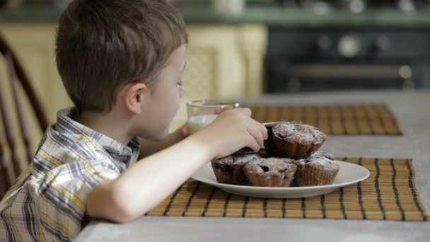 Kleine Jongen Die Thuis Taart Eet Morgens Vroeg — Stockvideo