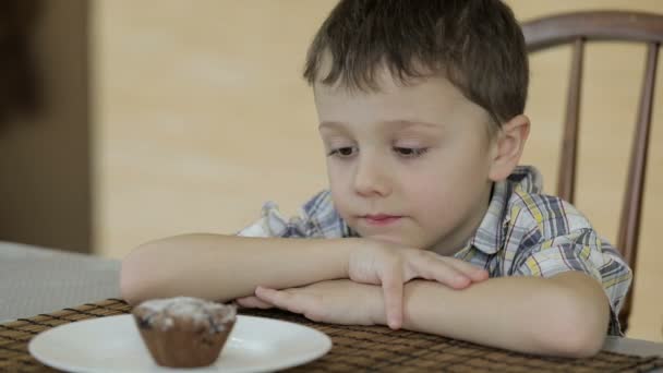 Маленький Хлопчик Їсть Торт Вдома Вранці — стокове відео