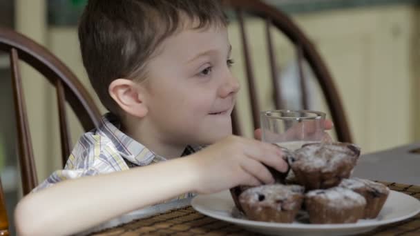 Chłopiec Ciasto Domu Poranku — Wideo stockowe