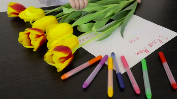 快乐的小男孩在桌上为他的妈妈做了一张节日卡片 快乐母亲节的概念 — 图库视频影像