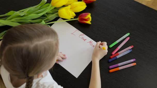 Feliz Niña Hace Una Tarjeta Vacaciones Para Madre Mesa Concepto — Vídeo de stock