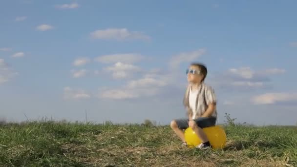 Niño Jugando Campo Durante Día Gente Divierte Aire Libre Saltando — Vídeo de stock