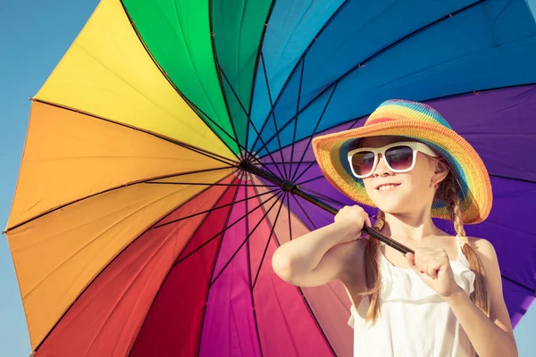 Klein Meisje Met Paraplu Die Overdag Het Strand Staat Hij — Stockfoto