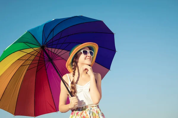 Dospívající Dívka Deštníkem Stojí Dne Pláži Kluk Baví Přírodě Pojem — Stock fotografie