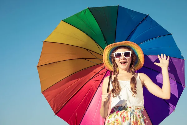 一个带着雨伞的少女白天站在海滩上 孩子在玩大自然的把戏幸福的概念 — 图库照片