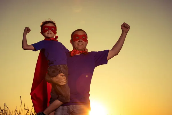 Отец Сын Играют Супергероев Закате Люди Веселятся Улице Концепция Дружественной — стоковое фото