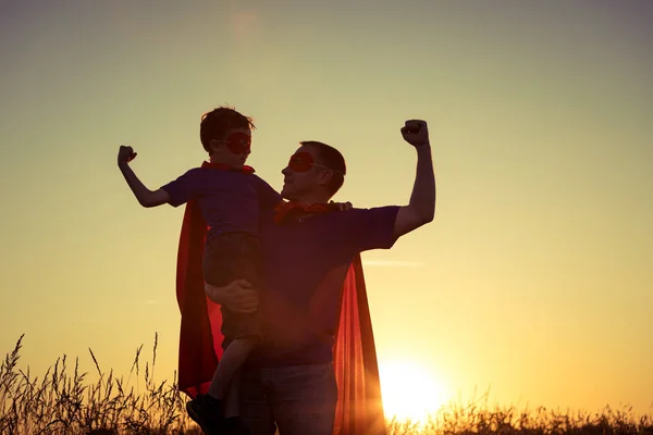 Ojciec Syn Bawią Się Superbohatera Zachodzie Słońca Ludzie Bawią Się — Zdjęcie stockowe