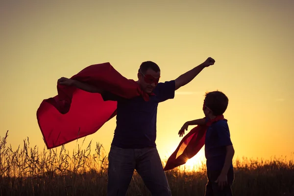 Father Son Playing Superhero Sunset Time People Having Fun Outdoors — Stock Photo, Image