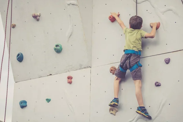 Ένα Μικρό Αγόρι Σκαρφαλώνει Έναν Πέτρινο Τοίχο Έννοια Της Αθλητικής — Φωτογραφία Αρχείου